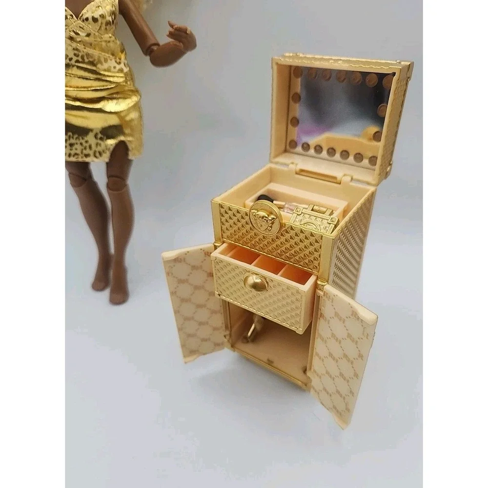 Rainbow High Meline Luxe Doll Rainbow Vision Gold Dress & Vanity Trunk Set